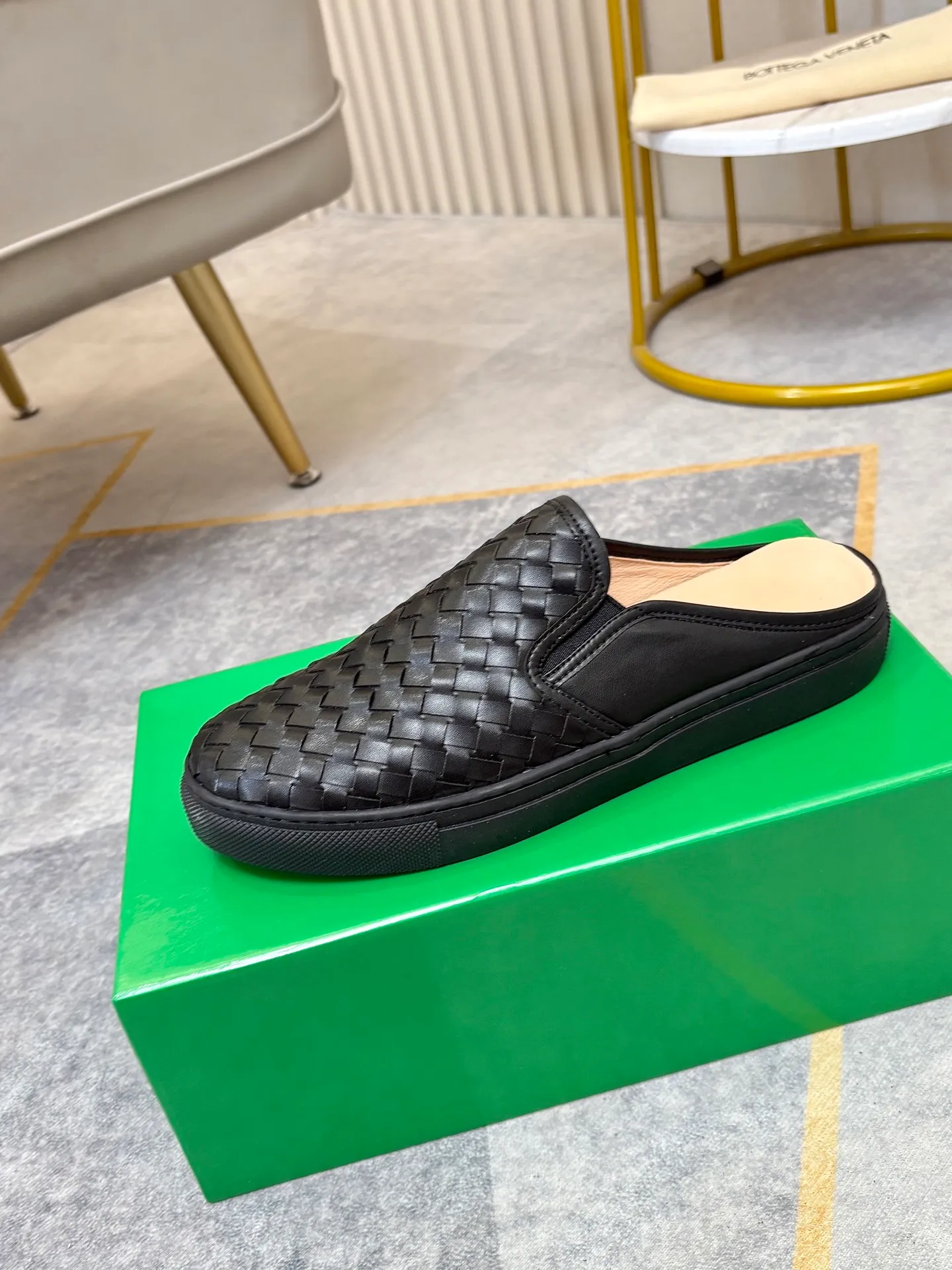 P380 BV men's casual half-drag👞. Handsome and versatile low-top shoes, woven cowhide upper, pigskin lining for the feet, 🌺🌺perfect shoe last, 🌲🌲 fashionable and handsome, comfortable on the feet, 🚗🚗wear-resistant and non-slip rubber outsole. Code number: 38-44. 45 is custom-made and cannot be returned or exchanged